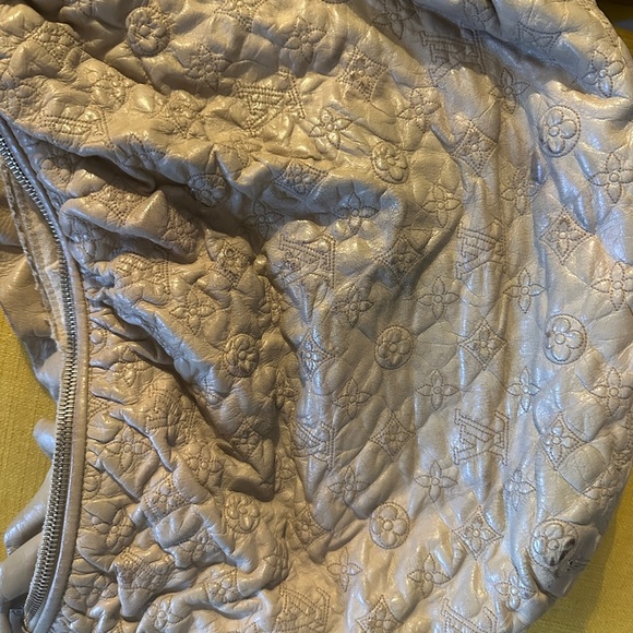 Very Worn Authentic Louis Vuitton MM Stratus Ecru Olympe Leather Shoulder Bag - Picture 8 of 8